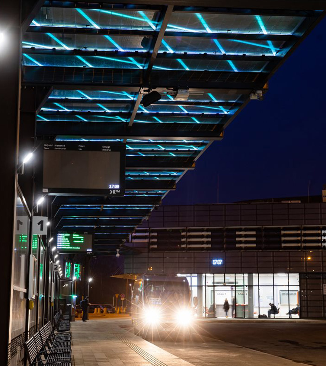 Zadaszenie fotowoltaiczne z podświetleniem krawędziowym, Dworzec Lokalny PKS, Rzeszów, Polska