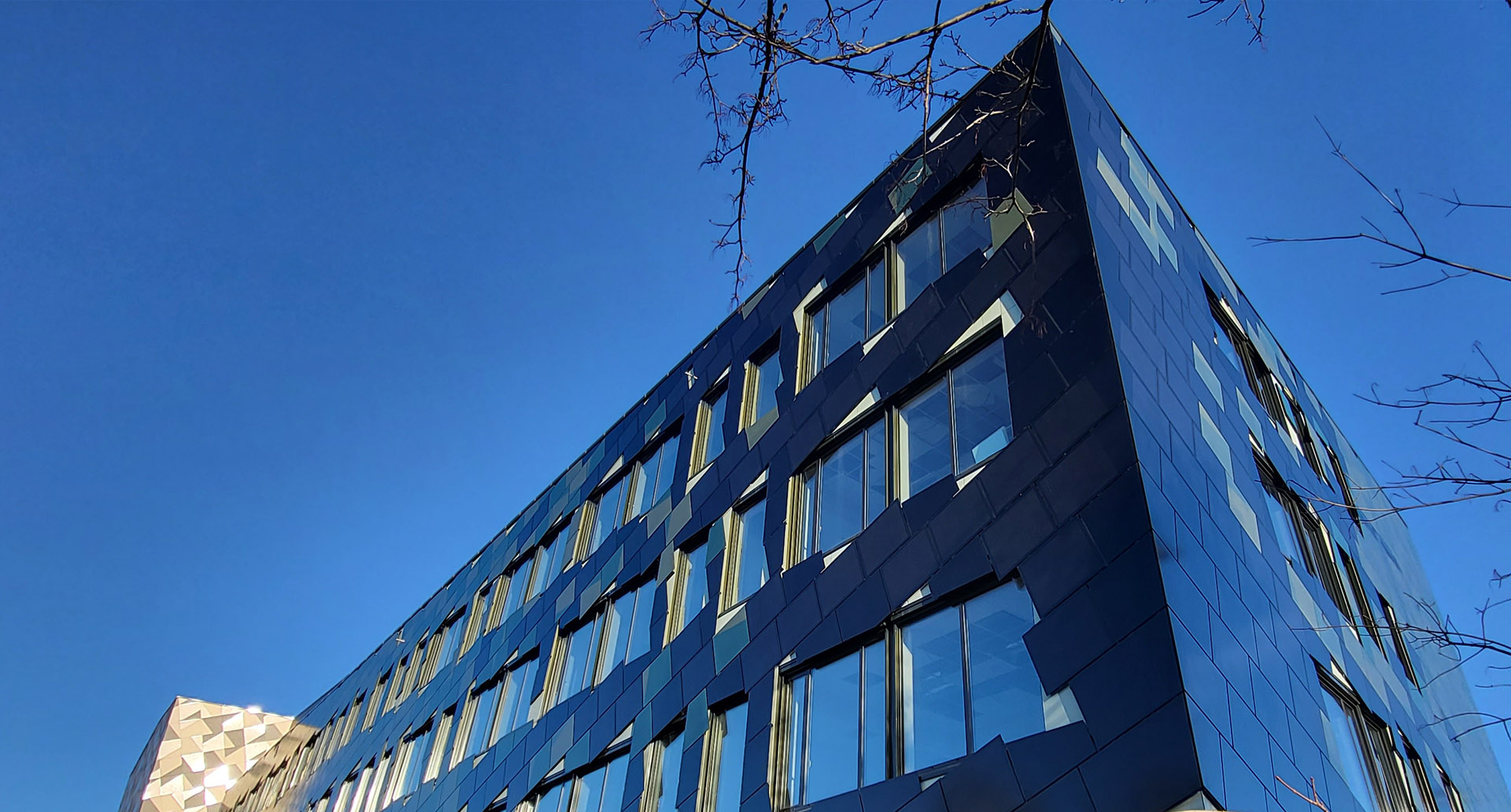 Fotowoltaiczna fasada wentylowana, Szkoła Voldslokka, Olso, Norwegia