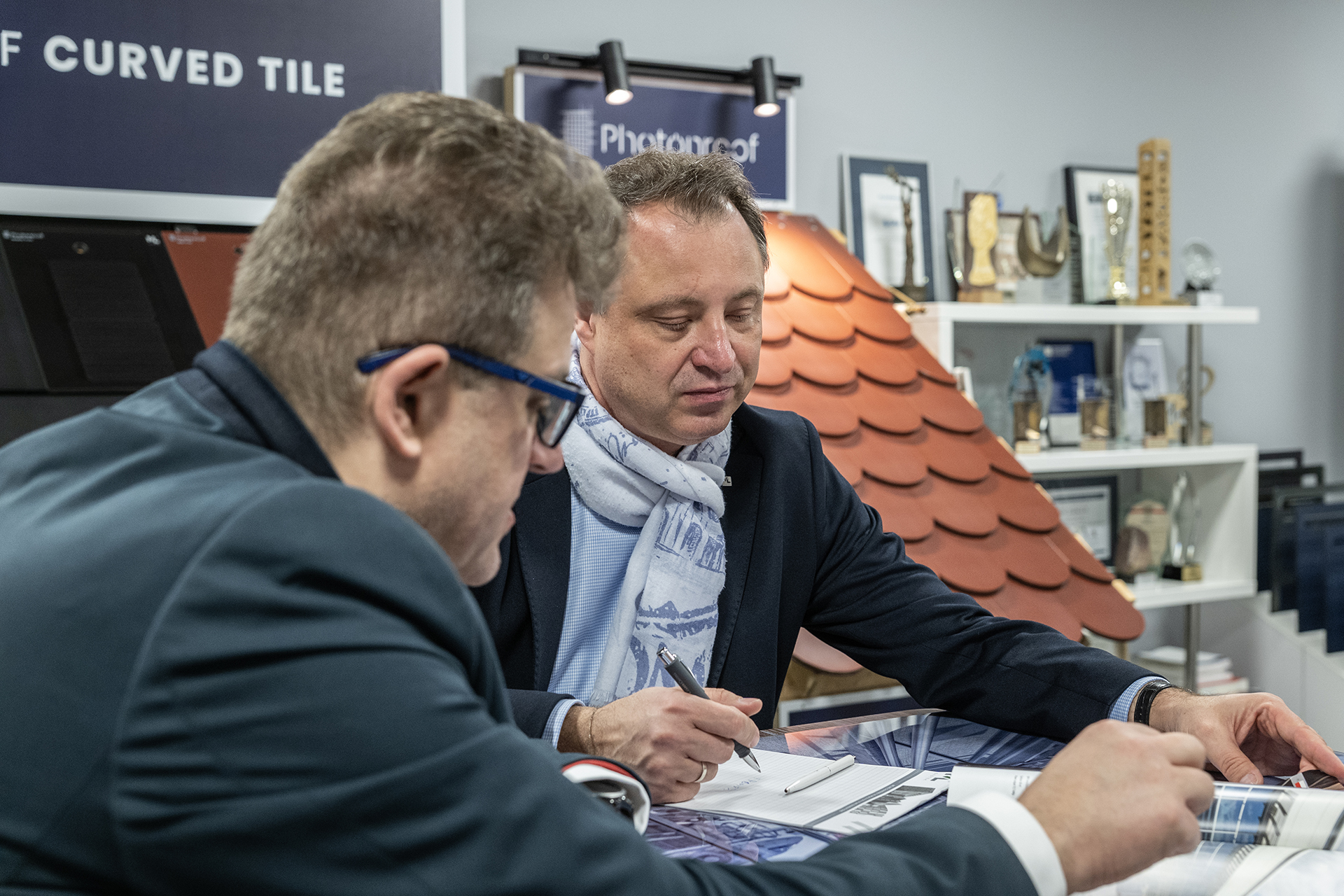 Prezesi firm ML System i Fronius Polska analizują parametry techniczne fasady BIPV i szyby aktywne